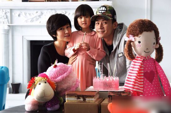 陸毅為女兒慶生甜蜜獻吻