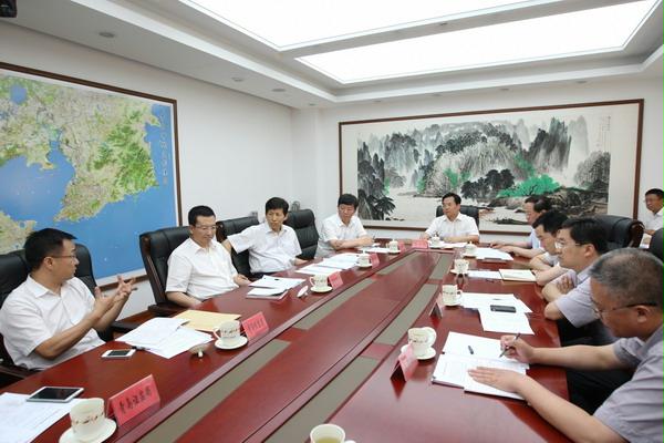 張新起研究部署財政社保資金管理使用工作