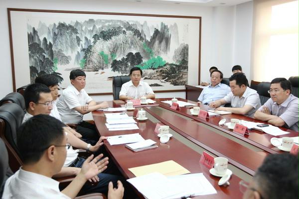 張新起研究部署財政社保資金管理使用工作