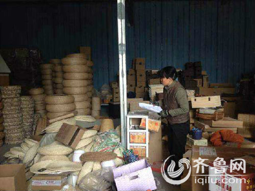 員工正在清點(diǎn)貨物。