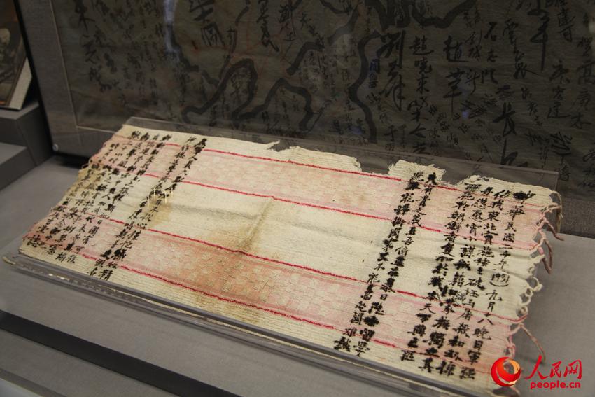 中國(guó)留日學(xué)生茍吉堂出獄后再毛巾上書(shū)寫(xiě)的反對(duì)日本發(fā)動(dòng)九一八事變的抗議書(shū)。邱越攝