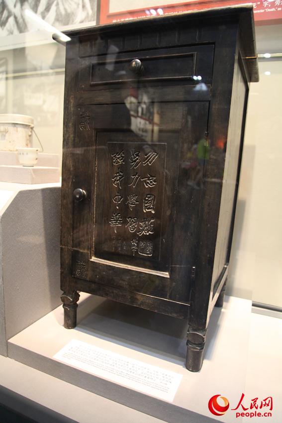 第七戰(zhàn)區(qū)長(zhǎng)官部副參謀長(zhǎng)傅常出川抗戰(zhàn)前給妻兒留下一封家書(shū)，其妻子將家書(shū)中的話刻在燈柜上以期長(zhǎng)遠(yuǎn)流傳。邱越攝