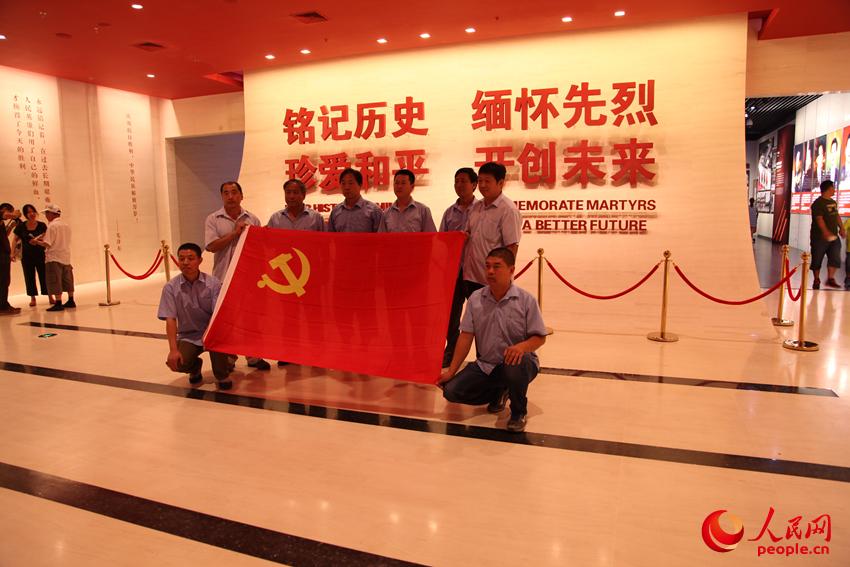 前來(lái)參觀的觀眾在館內(nèi)合影留念。邱越攝