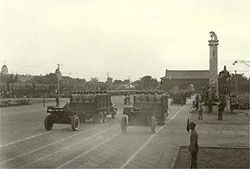 1949年開國(guó)大典閱兵(組圖)