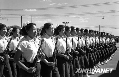 1958年國慶閱兵 民兵方隊規(guī)?？涨?組圖)