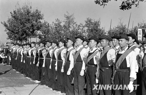 1958年國慶閱兵 民兵方隊(duì)規(guī)?？涨?組圖)