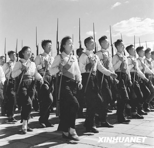 1958年國慶閱兵 民兵方隊(duì)規(guī)?？涨?組圖)