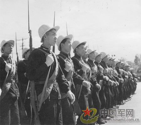 1958年國慶閱兵 民兵方隊規(guī)?？涨?組圖)