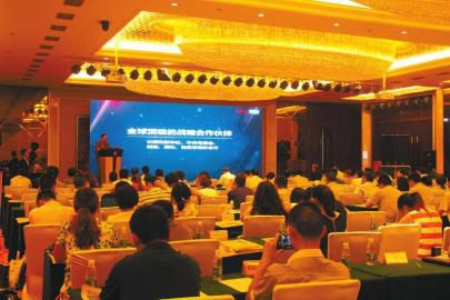 會議現(xiàn)場，200余參會嘉賓細心聽取華西i戰(zhàn)略介紹。