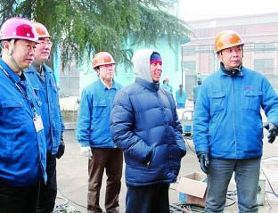 楊奎烈（右二）在除夕仍堅持工作。