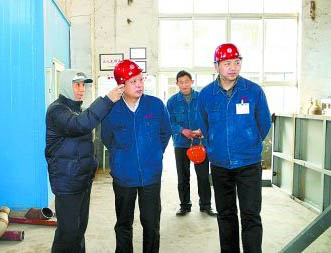 楊奎烈（左一）去世前38天來到制氧機(jī)安裝現(xiàn)場。