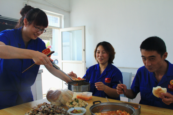 青島加油工:娘子軍撐起半邊天 纖纖素手布滿老繭