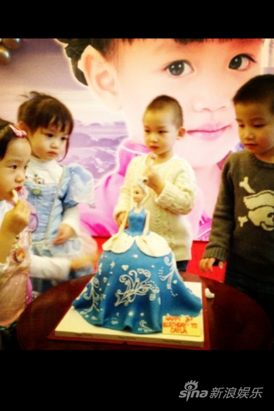 鐘麗緹女兒(左二)過(guò)生日，同學(xué)慶生