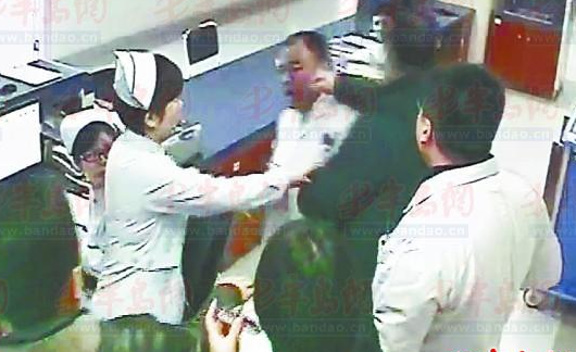 2歲男孩輸液突發(fā)異常 醫(yī)生被家屬暴打至顱內(nèi)出血 2歲男孩輸液突發(fā)異常 醫(yī)生被家屬暴打至顱內(nèi)出血