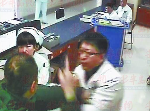 2歲男孩輸液突發(fā)異常 醫(yī)生被家屬暴打至顱內(nèi)出血 2歲男孩輸液突發(fā)異常 醫(yī)生被家屬暴打至顱內(nèi)出血