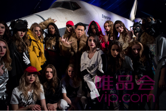 唯品會攜95后流行色登上紐約時裝周 引領消費C2F時代