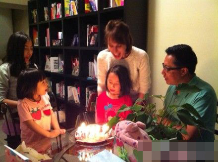 李陽與前妻一同為女兒李娜慶生