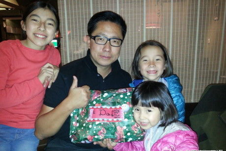 李陽被控家暴離婚后與三個(gè)女兒合影