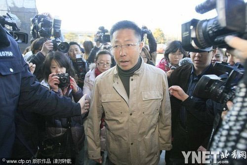 李陽(yáng)現(xiàn)身離婚案遭記者圍堵