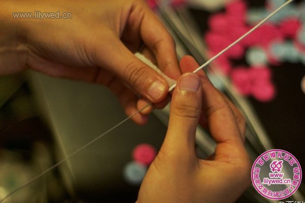 將鐵絲上包裹白色棉布，做手捧花的枝干