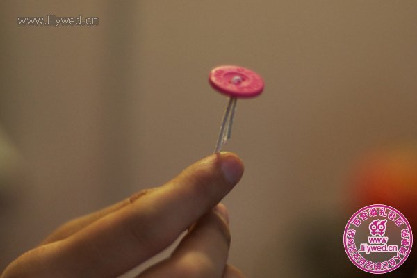 布藝穿好的紐扣細(xì)節(jié)圖，所有的紐扣都這樣制作