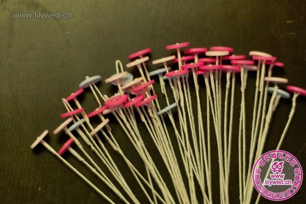 制作好的紐扣纏繞在枝干上，如圖所示