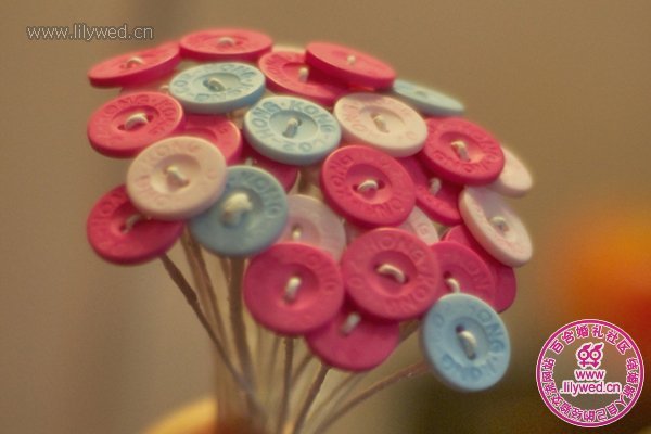 纏繞好的一支支紐扣花組合在一起