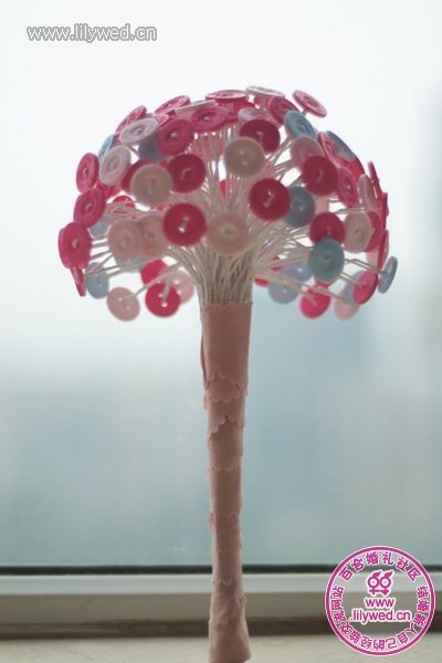 選一款最美花布包裹在手捧花上，手工紐扣手捧花就完成了