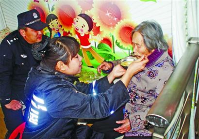 6個(gè)兒都不孝 八旬老太出走千里尋親迷路大哭 6個(gè)兒都不孝 八旬老太出走千里尋親迷路大哭