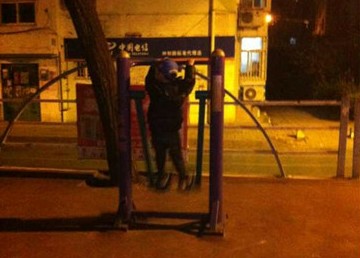 漫步機砸傷五齡童 青島檢修老舊露天健身器材